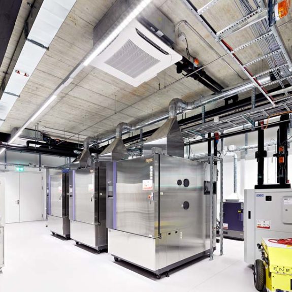 Le Battery Testing Lab de la Haute école spécialisée bernoise et le Swiss Battery Technology Center (SBTC).