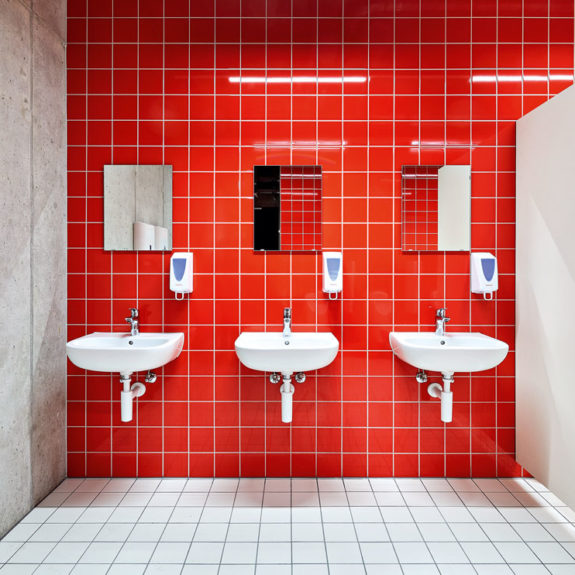 Gleichberechtigung in Rot: Natürlich sind überall auch genügend Damentoiletten vorhanden.